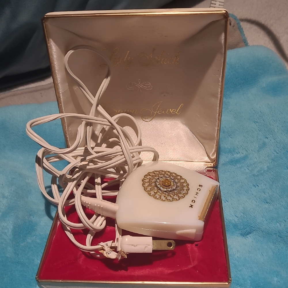 Schick Vintage Electric Shaver with Gold Accent - White